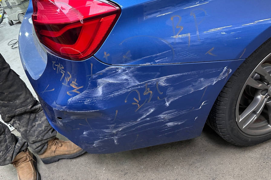 BMW 320i 신품 뒤범퍼 교체와 도색 작업 2번째 작업 사진 성수역